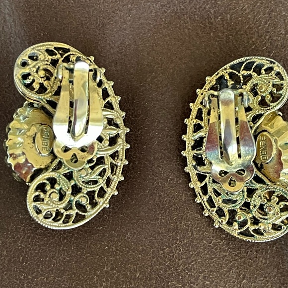 1950’s Denbe Filigree Gold tone Bi- color Clip on Earrings 1.5” - Picture 3 of 6